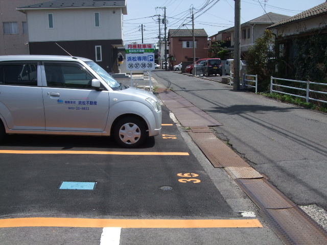 ◆お知らせ~弊社専用駐車場はオレンジ色のラインが目印です!お間違えのないようご注意ください。
