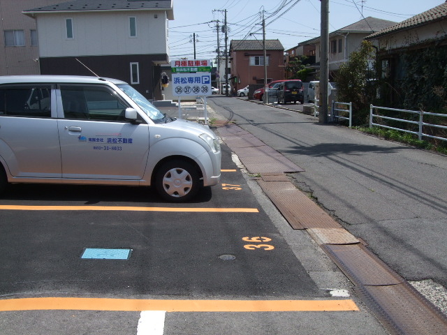 ◆お知らせ～弊社専用駐車場はオレンジ色のラインが目印です！お間違えのないようご注意ください。