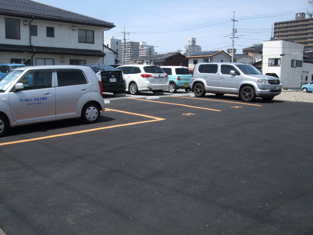 ◆お知らせ～弊社専用駐車場はオレンジ色のラインが目印です！お間違えのないようご注意ください。