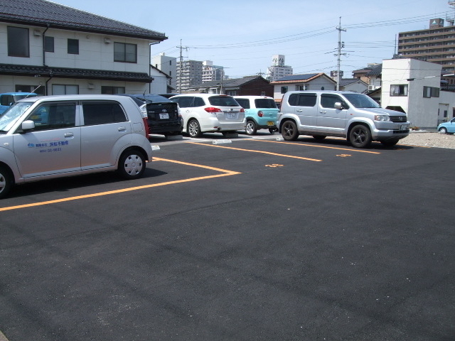 ◆お知らせ~弊社専用駐車場はオレンジ色のラインが目印です!お間違えのないようご注意ください。