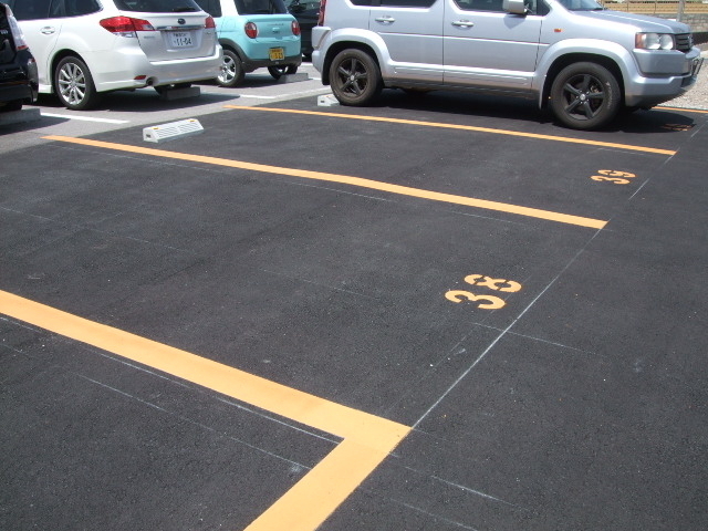 ◆お知らせ~弊社専用駐車場はオレンジ色のラインが目印です!お間違えのないようご注意ください。