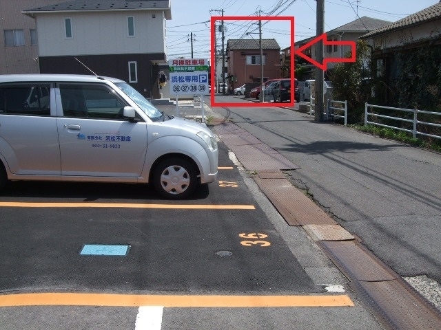 ◆お知らせ～弊社専用駐車場はオレンジ色のラインが目印です！お間違えのないようご注意ください。