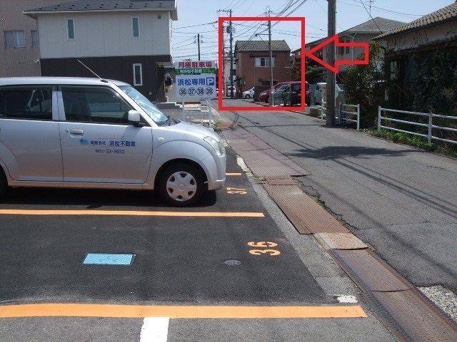 ◆お知らせ~弊社専用駐車場はオレンジ色のラインが目印です!お間違えのないようご注意ください。